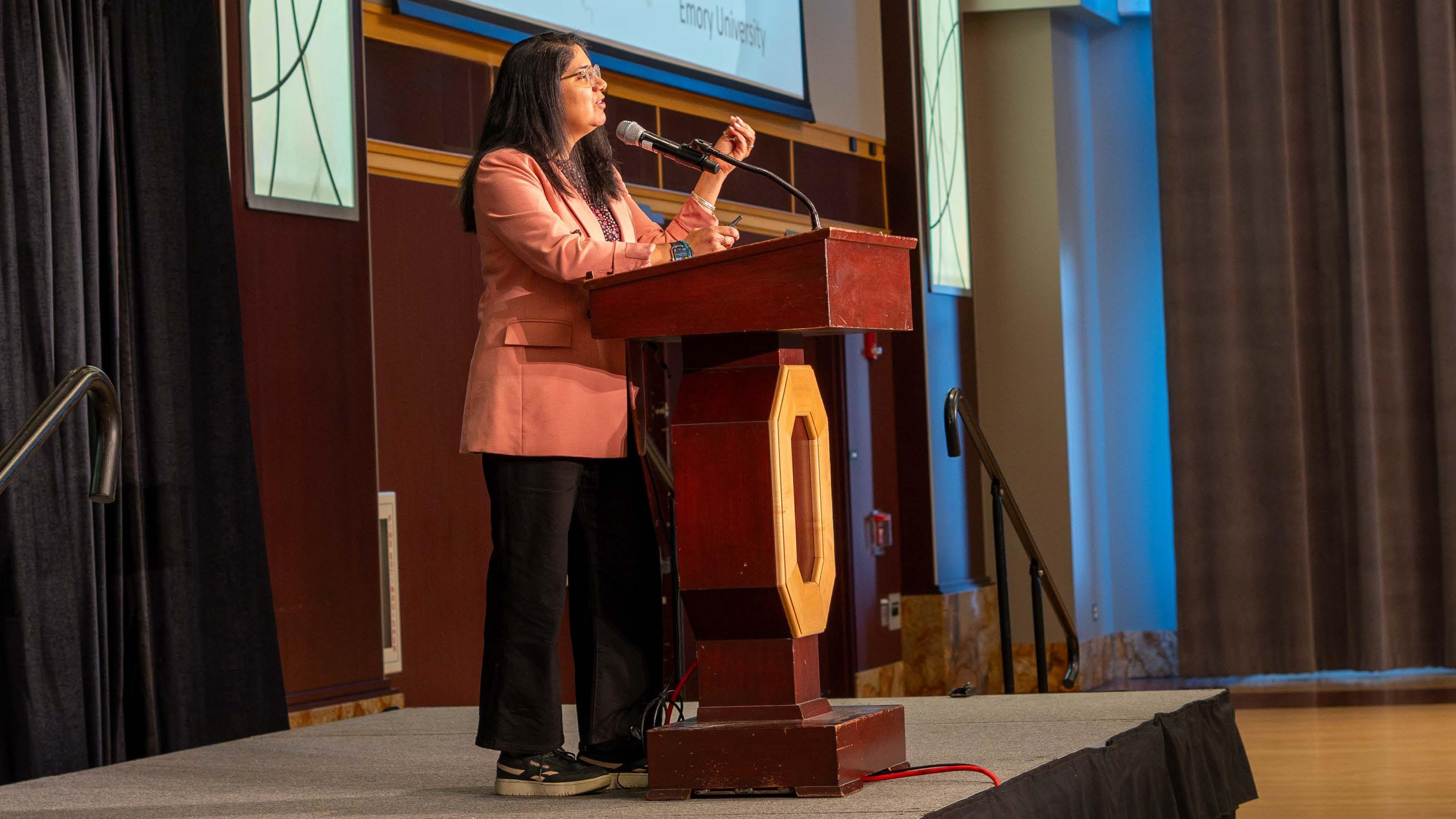 Speaker presenting at a previous IDI Annual Meeting.